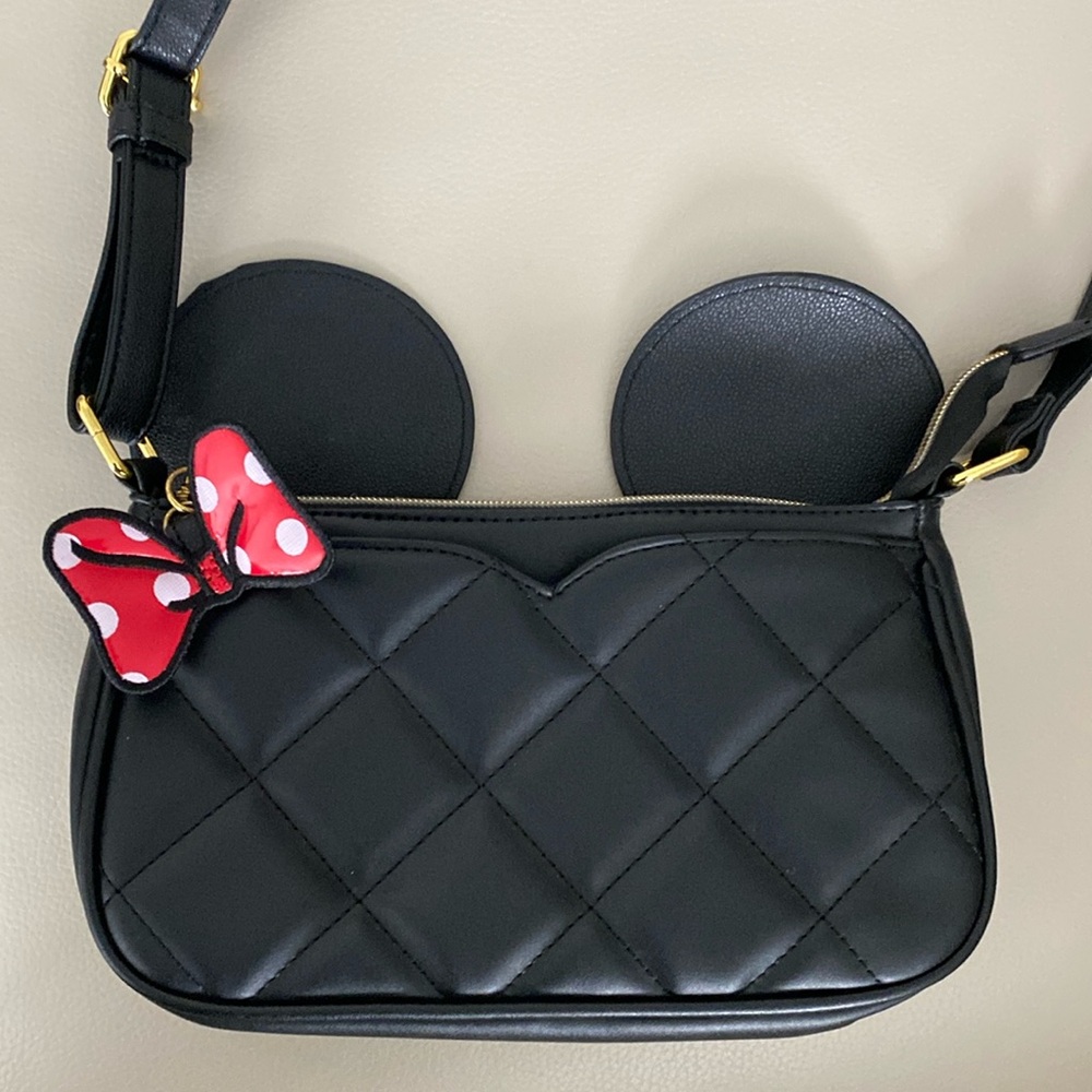 Croosbody Minnie Bag, excellent condition… beautiful black bag.